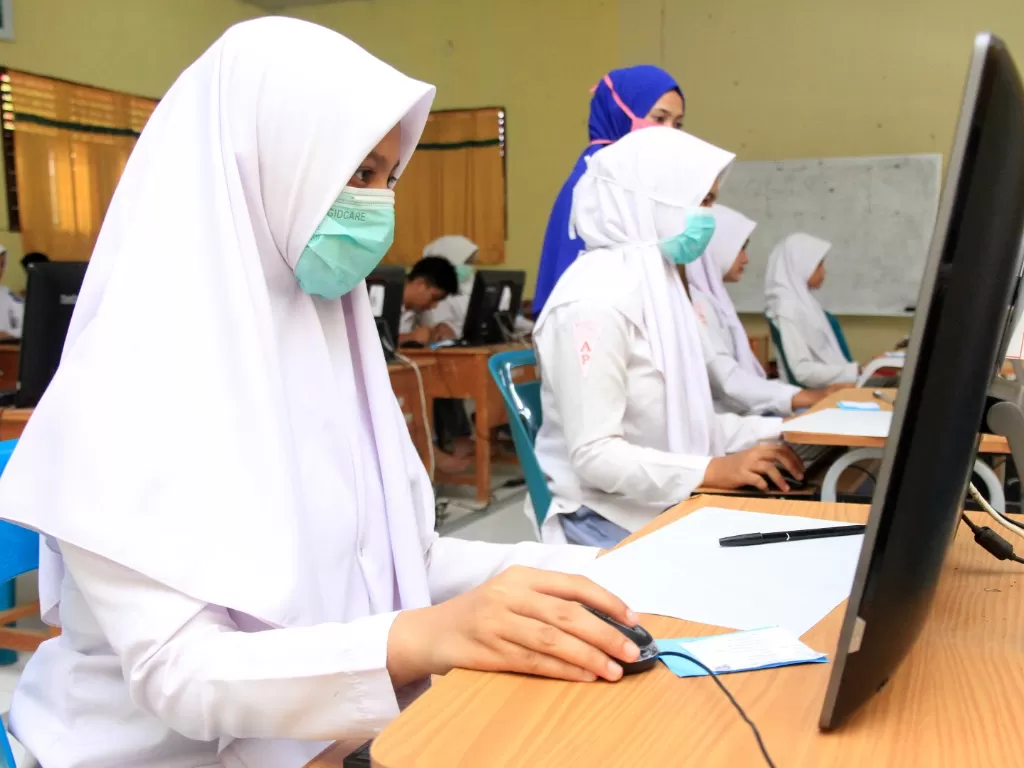Sejumlah siswa mengikuti Ujian Nasional Berbasis Komputer (UNBK) di SMK Negeri 1 Idi, Kabupaten Aceh Timur, Aceh, Selasa (17/3/2020). (ANTARA FOTO/Syifa Yulinnas)