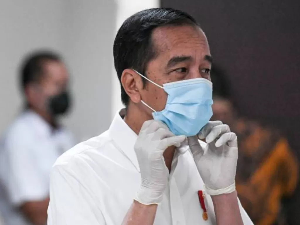 Presiden Jokowi saat meninjau RS Darurat Corona Wisma Atlet (ANTARA/Hafidz Mubarak A)