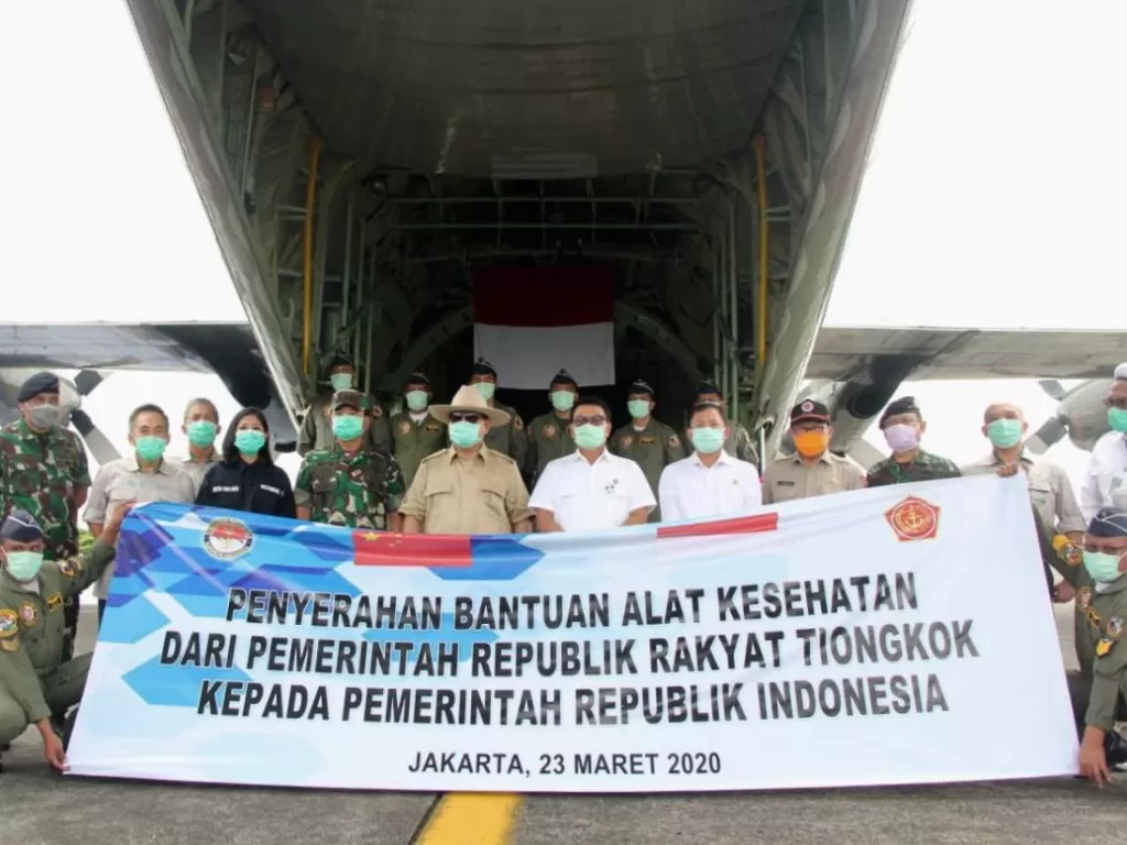 Menteri Pertahanan Prabowo Subianto dan pejabat terkait saat penyambutan dan penerimaan alat kesehatan dari Tiongkok. (Dok. Puspen TNI)