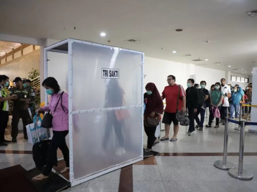 Dua bilik sterilisasi sudah dipasang di pintu kedatangan satu dan dua Bandara Juanda Surabaya di Sidoarjo, Jawa Timur, Minggu (22/3/2020). (Dok. Humas Pemkot Surabaya)