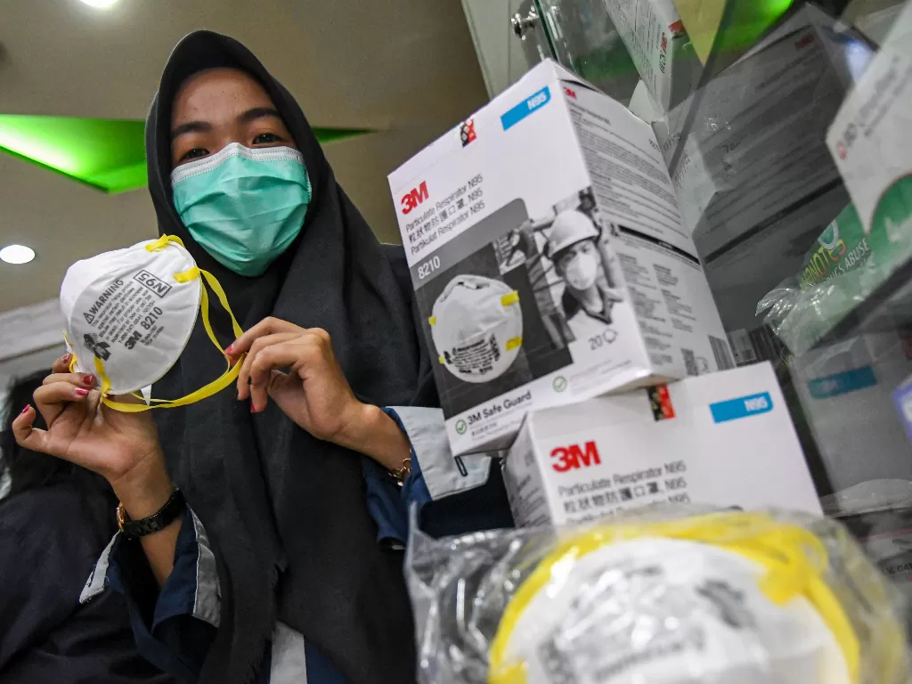 Ilustrasi - Karyawan menunjukkan masker jenis N95 disalah satu toko alat kesehatan di Palembang, Sumatera Selatan. (photo/Ilustrasi/ANTARA FOTO/Nova Wahyudi)