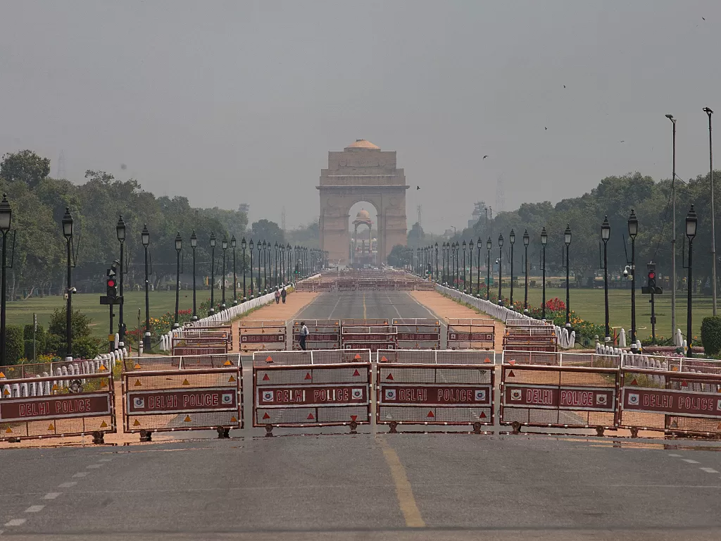 Foto yang diabadikan pada 22 Maret 2020 ini menunjukkan sebuah jalan yang tampak kosong di Gerbang India selama periode jam malam umum di New Delhi, India. (Xinhua/Javed Dar)