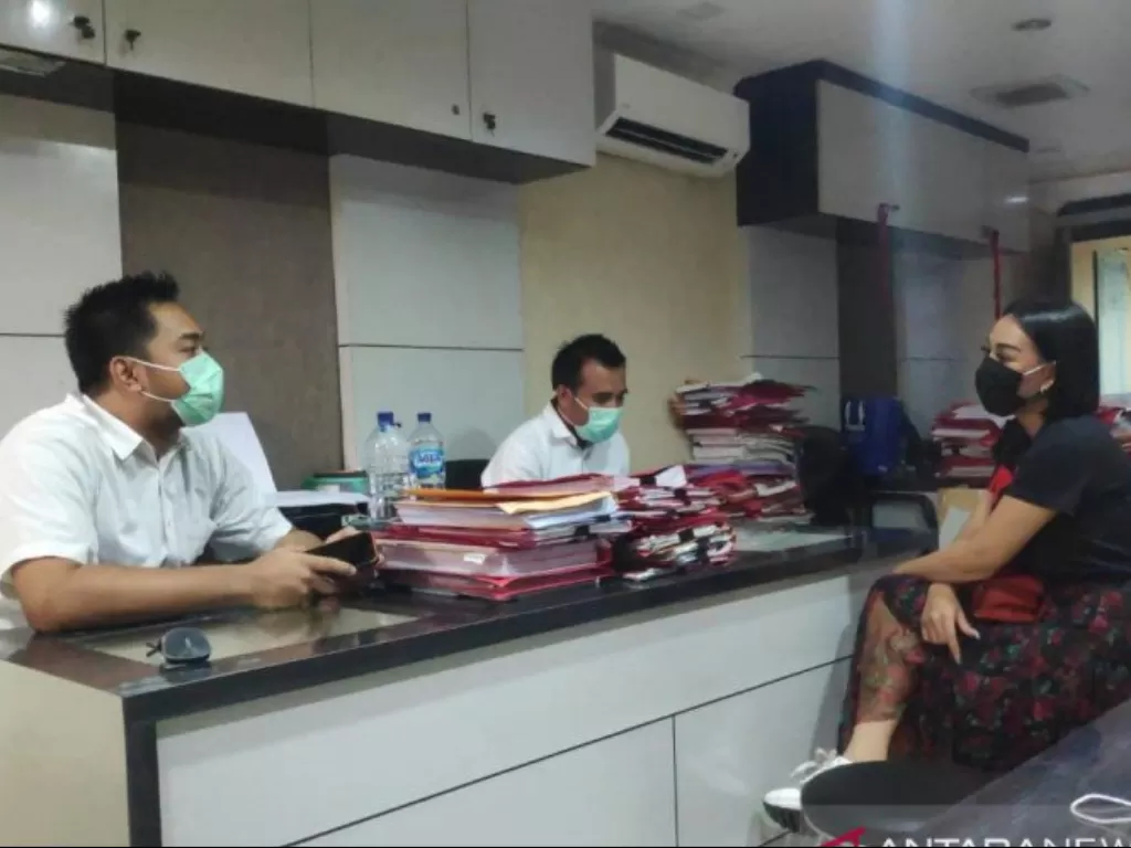Pemeriksaan Selebriti Bebby Fey sebagai saksi kasus kepemilikan senjata api ilegal tersangka AK, di Polres Metro Jakarta Barat, Senin (23/3/2020). (Photo/ANTARA/HO-Polres Metro Jakarta Barat)