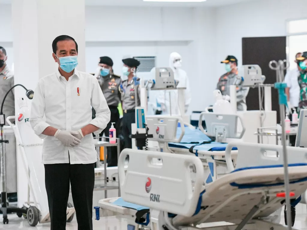  Presiden Joko Widodo melihat peralatan medis di ruang IGD saat meninjau Rumah Sakit Darurat Penanganan COVID-19 Wisma Atlet Kemayoran, Jakarta, Senin (23/3/2020). (ANTARA FOTO/Hafidz Mubarak A/Pool)