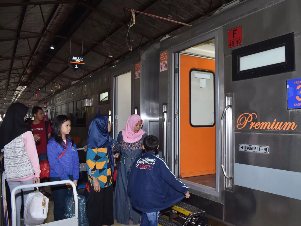 Calon penumpang bersiap menaiki kereta api (KA) di Stasiun KA Madiun, Jawa Timur, Sabtu (4/1/2020). (Ilustrasi/ANTARA FOTO/Siswowidodo)