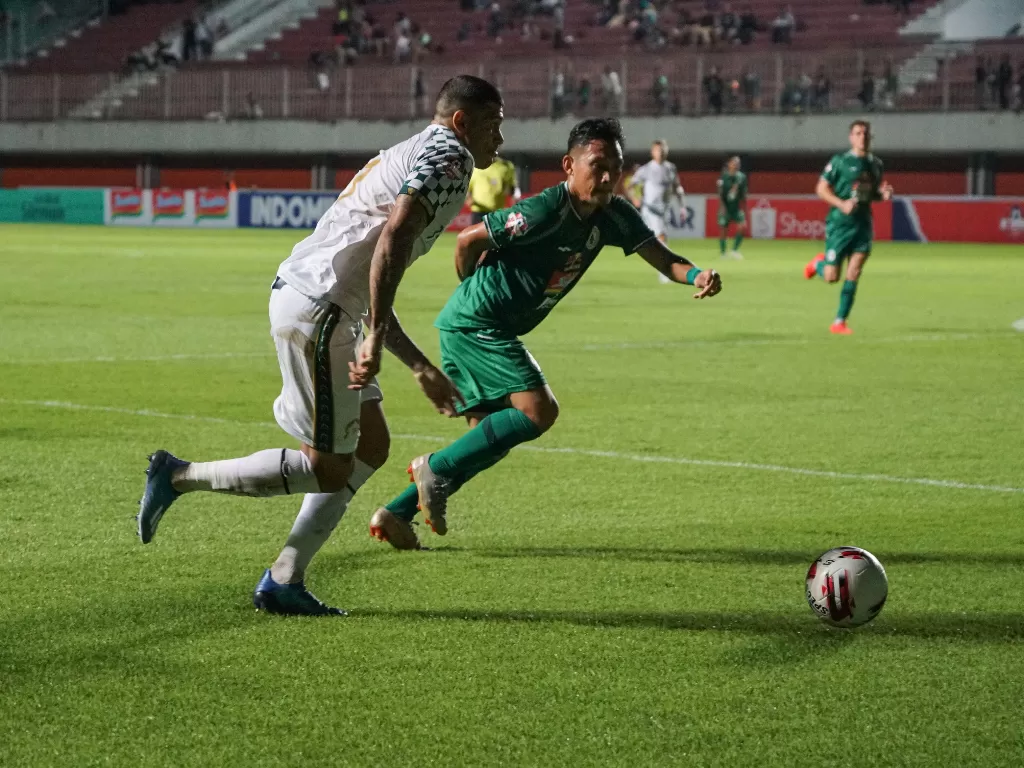 Pesepak bola PS Tira Persikabo Ciro Henrique (kiri) berebut bola dengan pesepak bola PS Sleman Derry Rachman (kanan) saat pertandingan Liga 1 2020 di Stadion Maguwoharjo, Sleman, DI Yogyakarta, Minggu (8/3/2020). Pertandingan tersebut berakhir 0-0. (ANTAR