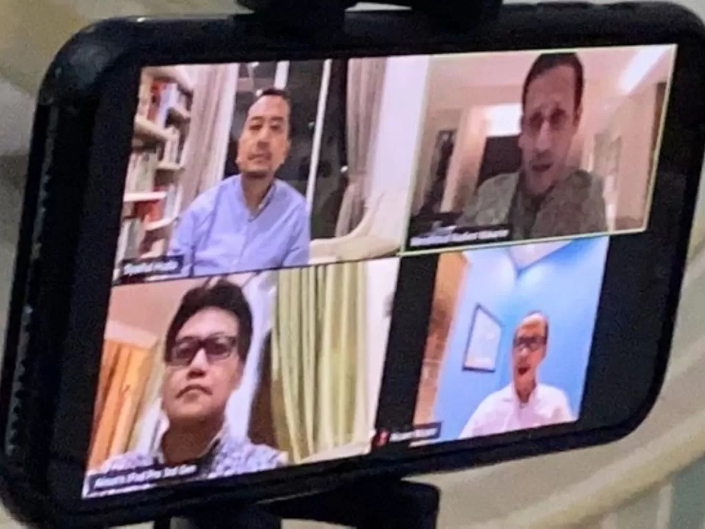 Kementerian Pendidikan dan Kebudayaan, Nadiem Makarim (Kanan atas) dan Ketua Komisi X DPR RI, Syaiful Huda (Kiri atas) menggelar rapat bersama melalui video conference. (instagram/2syaifulhooda)