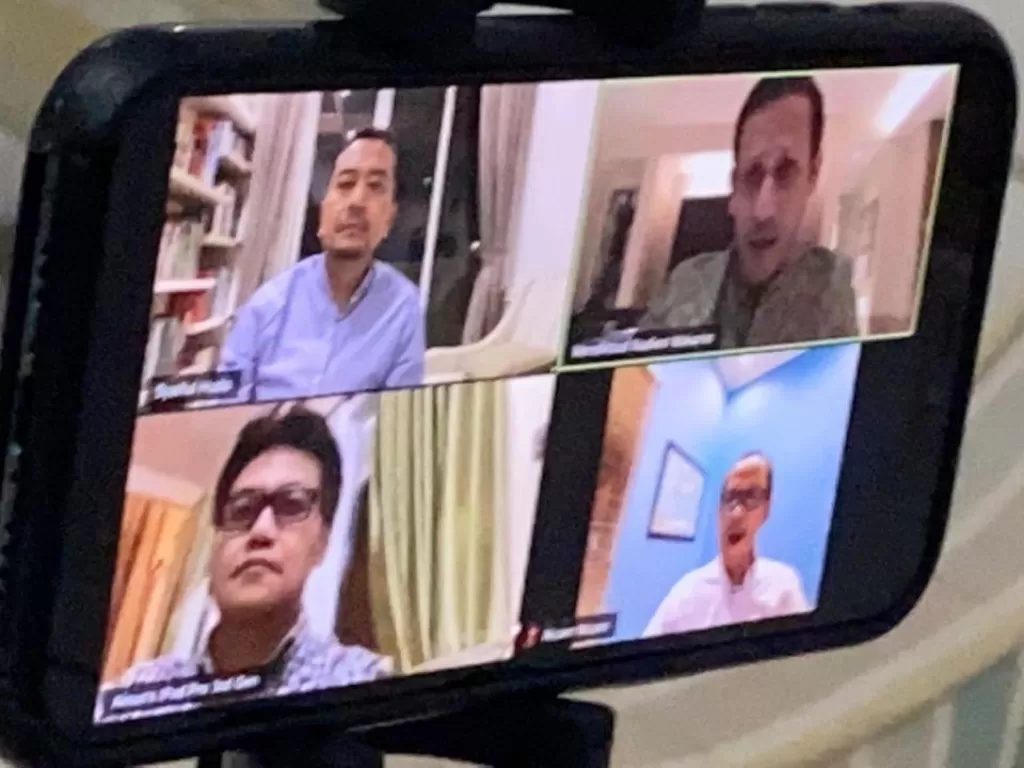 Kementerian Pendidikan dan Kebudayaan, Nadiem Makarim (Kanan atas) dan Ketua Komisi X DPR RI, Syaiful Huda (Kiri atas) menggelar rapat bersama melalui video conference pada Senin (23/3/2020) malam. (Twitter/@SyaifulHooda)