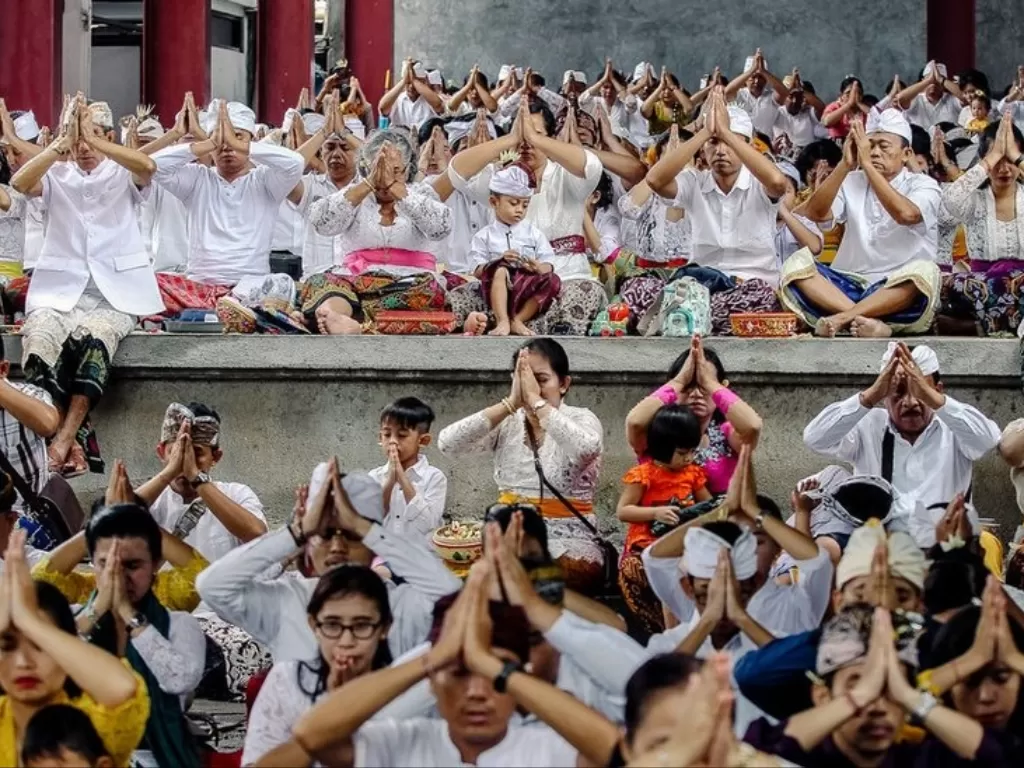 Ilustrasi umat Hindu bersembahyang saat Hari Raya Nyepi (ANTARA FOTO/Dhemas Reviyanto)