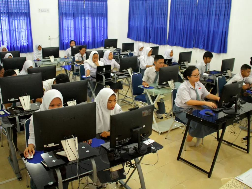 Ilustrasi: Siswa mengikuti Ujian Nasional Berbasis Komputer (UNBK) di Sekolah Menengah Kejuruan (SMK) Negeri 8 Makassar, Sulawesi Selatan, Senin (16/3/2020). (ANTARA/Arnas Padda)