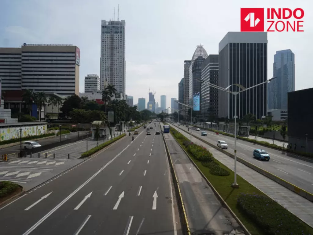 Ruas jalan di Jakarta yang lenggang di tengah wabah virus corona. (INDOZONE/Arya Manggala)