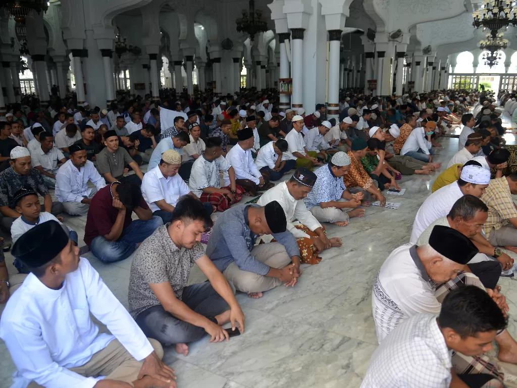 Ilustrasi umat Muslim usai lakukan ibadah di masjid. (ANTARA FOTO/Ampelsa)