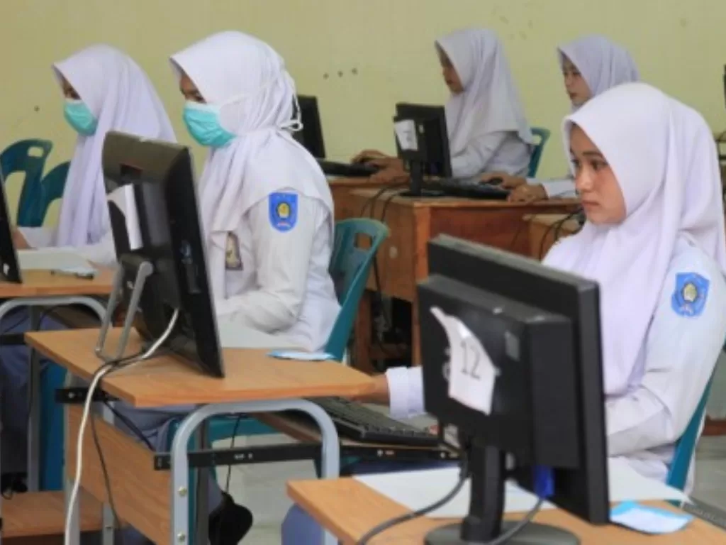 Sejumlah siswa mengikuti Ujian Nasional Berbasis Komputer (UNBK) di Sekolah Menengah Kejuruan (SMK) Negeri 1 Idi, Kabupaten Aceh Timur, Aceh, Selasa (17/3/2020). (ANTARA FOTO/Syifa Yulinnas)