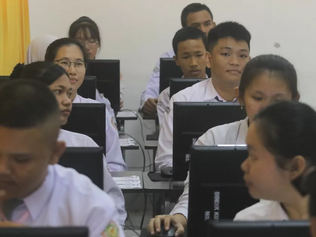 Ilustrasi: sswa Sekolah Menengah Kejuruan (SMK) mengikuti Ujian Nasional Berbasis Komputer (UNBK) di SMKN 1 Pangkalpinang, Kepulauan Bangka Belitung, Senin (16/3/2020). (ANTARA/Anindira Kintara)