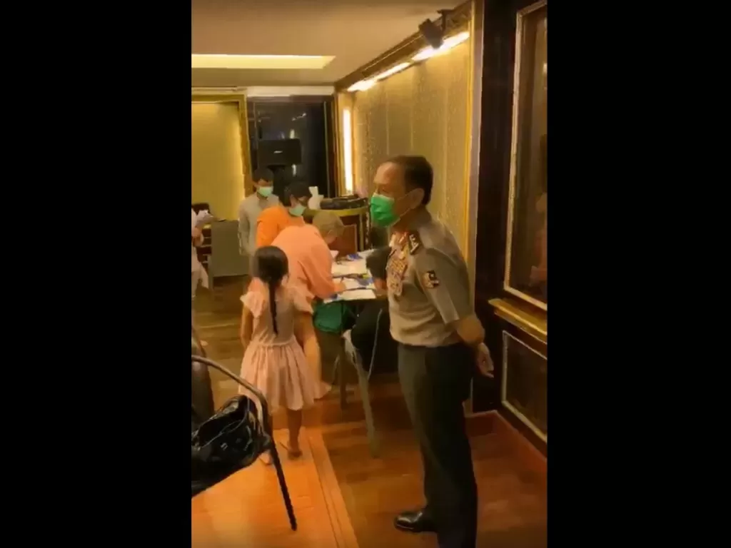 Komjen Pol M Iriawan atau Iwan Bule di rumah pengusaha Jerry Lo (Screenshot Video Viral)