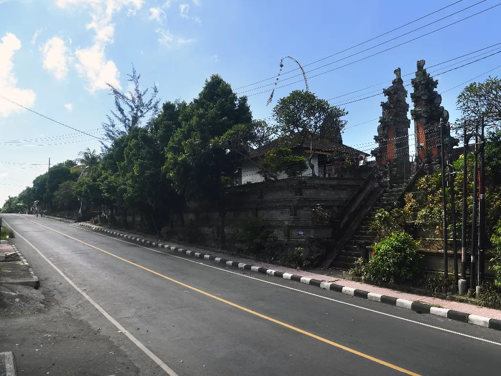  Suasana jalan protokol saat pelaksanaan Hari Raya Nyepi Caka 1942 di Gianyar, Bali, Rabu (25/3/2020). (ANTARA FOTO/Nyoman Budhiana)