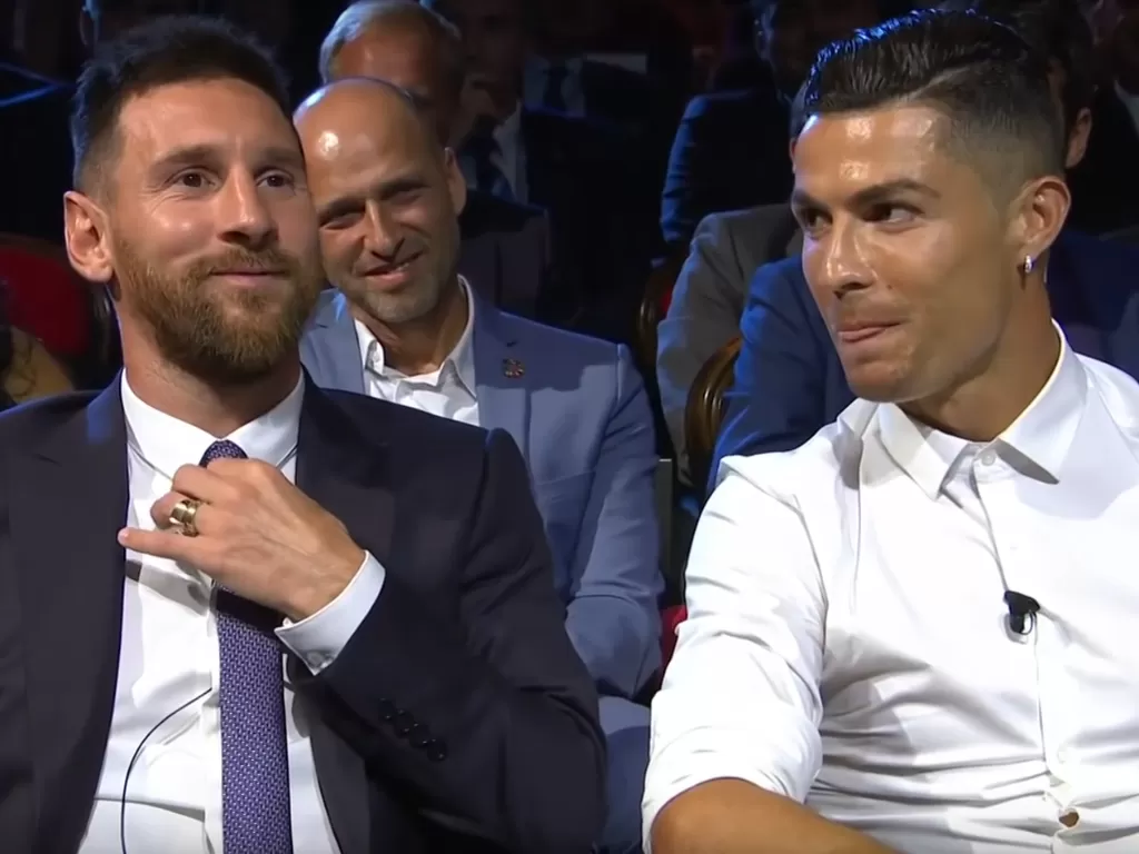 Lionel Messi dan Cristiano Ronaldo di acara malam penghargaan UEFA Mens Player of The Year 2019 di Monako, Kamis (29/8/2019). (Screenshoot/YouTube/BT Sport)