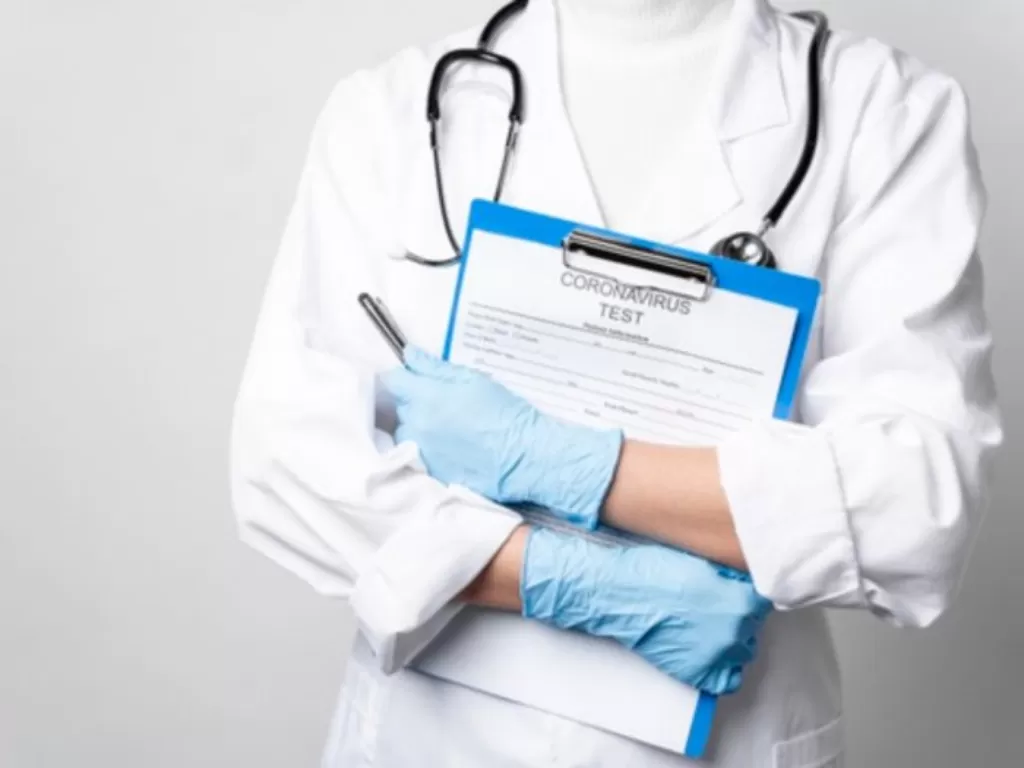 llustrasi petugas medis memegang tes virus corona (freepik)