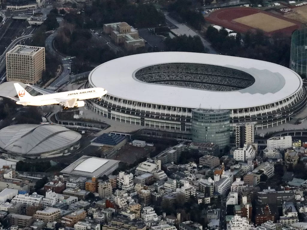 Pandangan udara menunjukkan pesawat terbang di dekat Stadion Nasional dalam ujian jalur penerbangan baru untuk pesawat penumpang internasional menuju Bandara Haneda, di Tokyo, Jepang. (Photo/REUTERS/Kyodo/Mandatory)