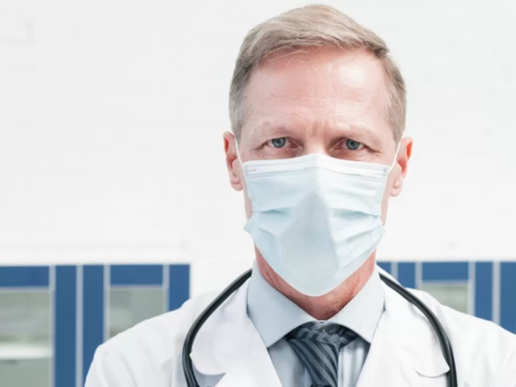 Ilustrasi dokter memakai masker. (freepik.com)