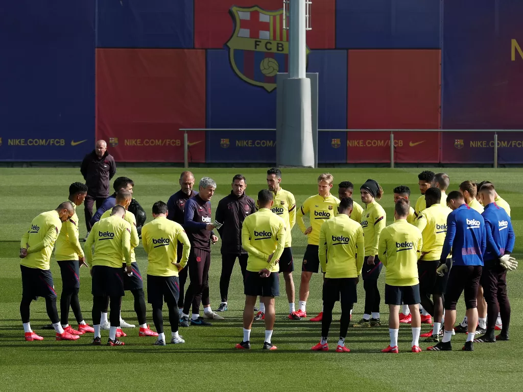 Skuat Barcelona sedang berlatih di pusat pelatihan. REUTERS/Albert Gea)