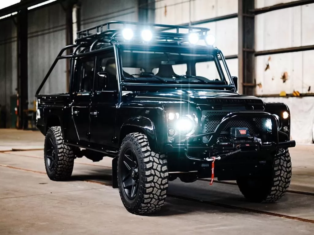 Tampilan gagah pada Land Rover Defender berkat sentuhan Osprey Custom Cars. (Instagram/@osprey_custom_cars)