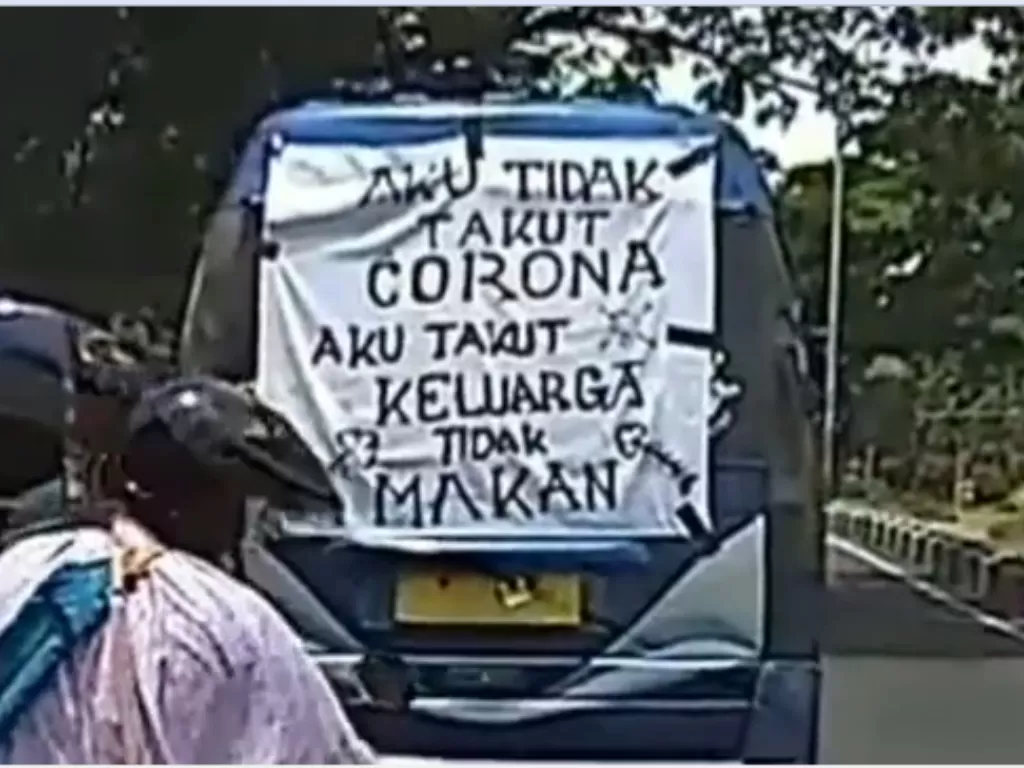 Tampilan poster pada bagian belakang mobil angkot. (SS/Instagram/@dashcam_owners_indonesia)