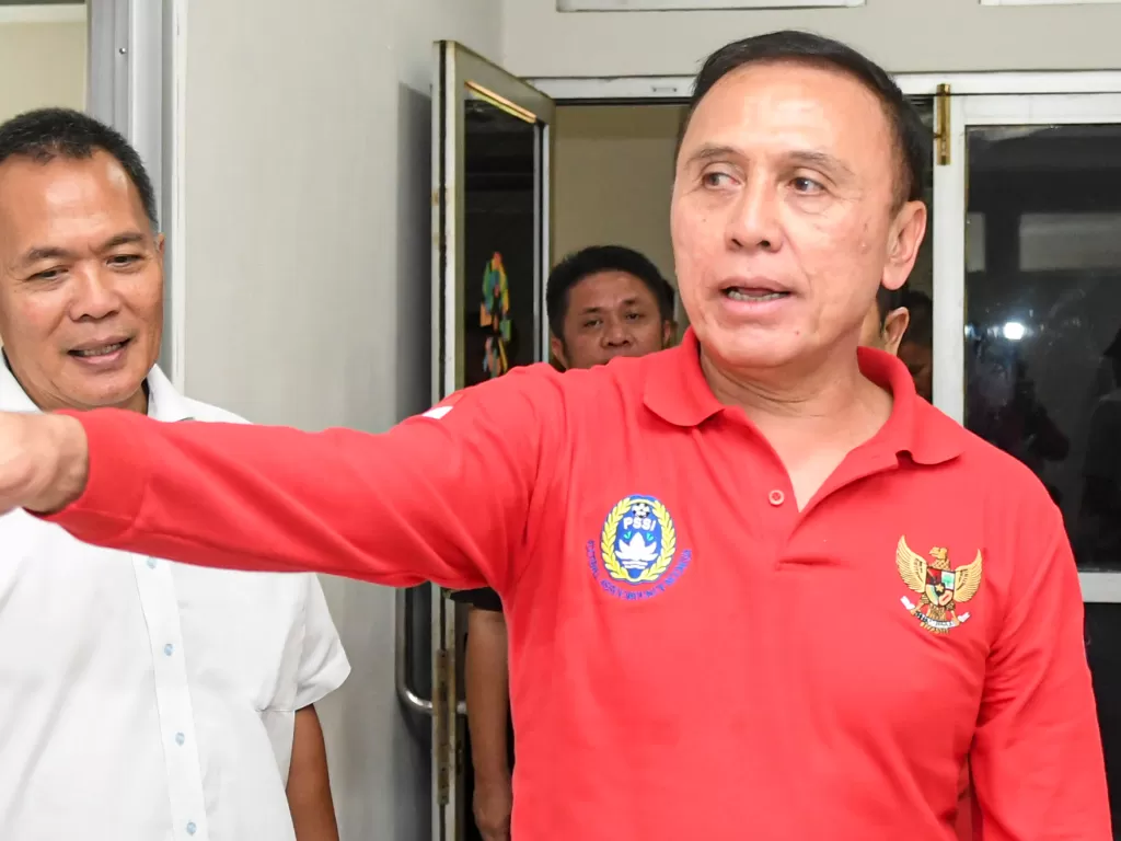 Ketua Umum PSSI, Mochamad Iriawan (merah), memberikan apresiasi terhadap empat klub Liga 1 yang menerapkan langkah preventif dalam pencegahan virus corona. (ANTARA FOTO/Nova Wahyudi)