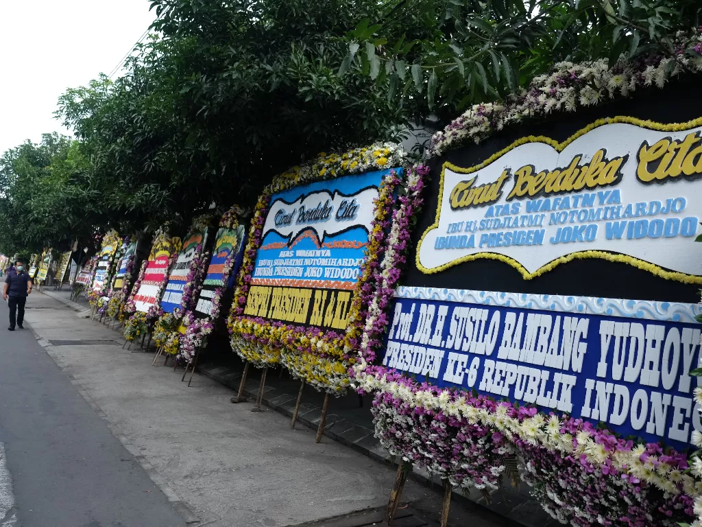 Karangan bunga ucapan bela sungkawa atas wafatnya ibunda Presiden Joko Widodo, Sujiatmi Notomiharjo, diletakkan berjajar di rumah duka (ANTARA/Maulana Surya)