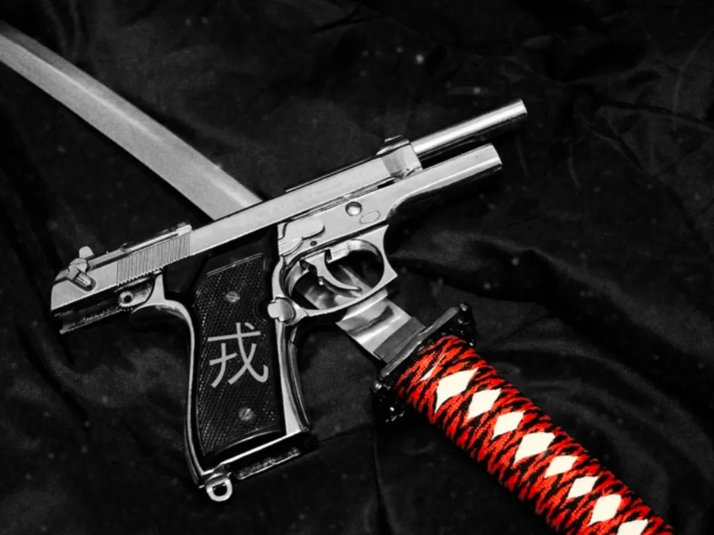 Ilustrasi pedang samurai dan pistol (Pixabay/Joshua Willson)