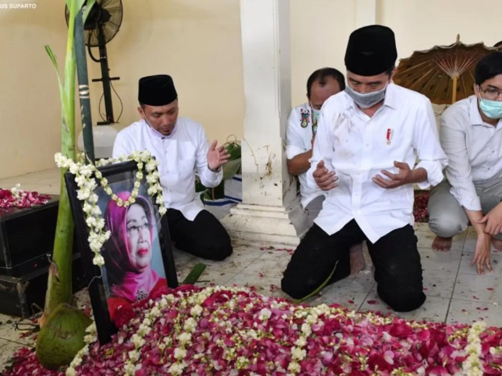 Presiden Joko Widodo di makam sang ibunda Sudjiatmi Notomihardjo di Mundu Selokaton, Gondangrejo, Kabupaten Karanganyar, Jawa Tengah, Kamis (26/3/2020). (ANTARA/HO/Agus Suparto)