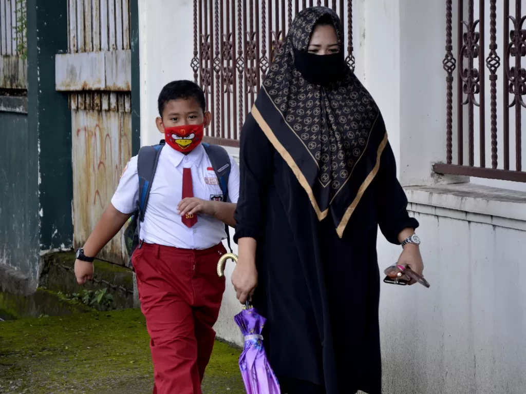 Warga menjemput anaknya pulang dari sekolah di Makassar, Sulawesi Selatan, Senin (16/3/2020). (ANTARA/Abriawan Abe)
