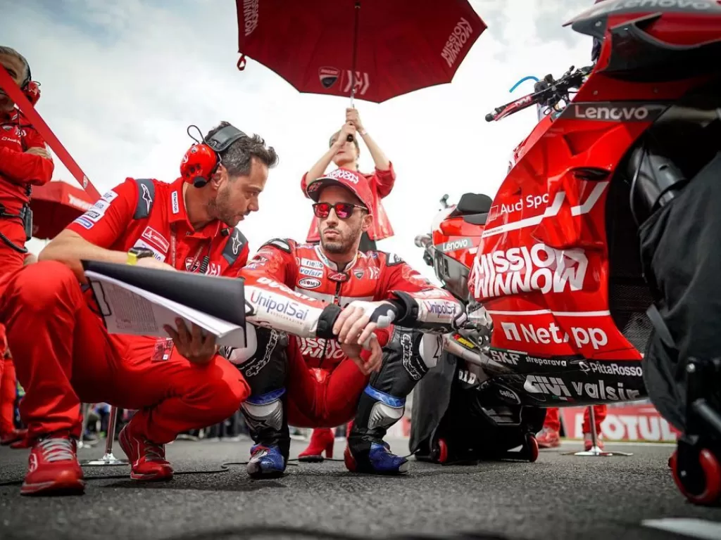 Andrea Dovizioso dengan anggota tim Ducati. (Instagram/@andreadovizioso)