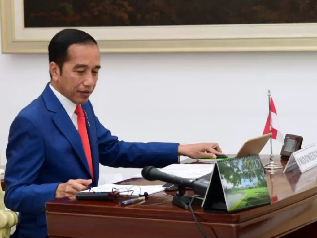 Presiden RI Joko Widodo didampingi Menteri Luar Negeri Retno Marsudi dan Menteri Keuangan Sri Mulyani mengikuti KTT LB G20 secara virtual dari Istana Kepresidenan Bogor, Jawa Barat, Kamis (26/3/2020). (BPMI Setpres/Muchlis Jr)