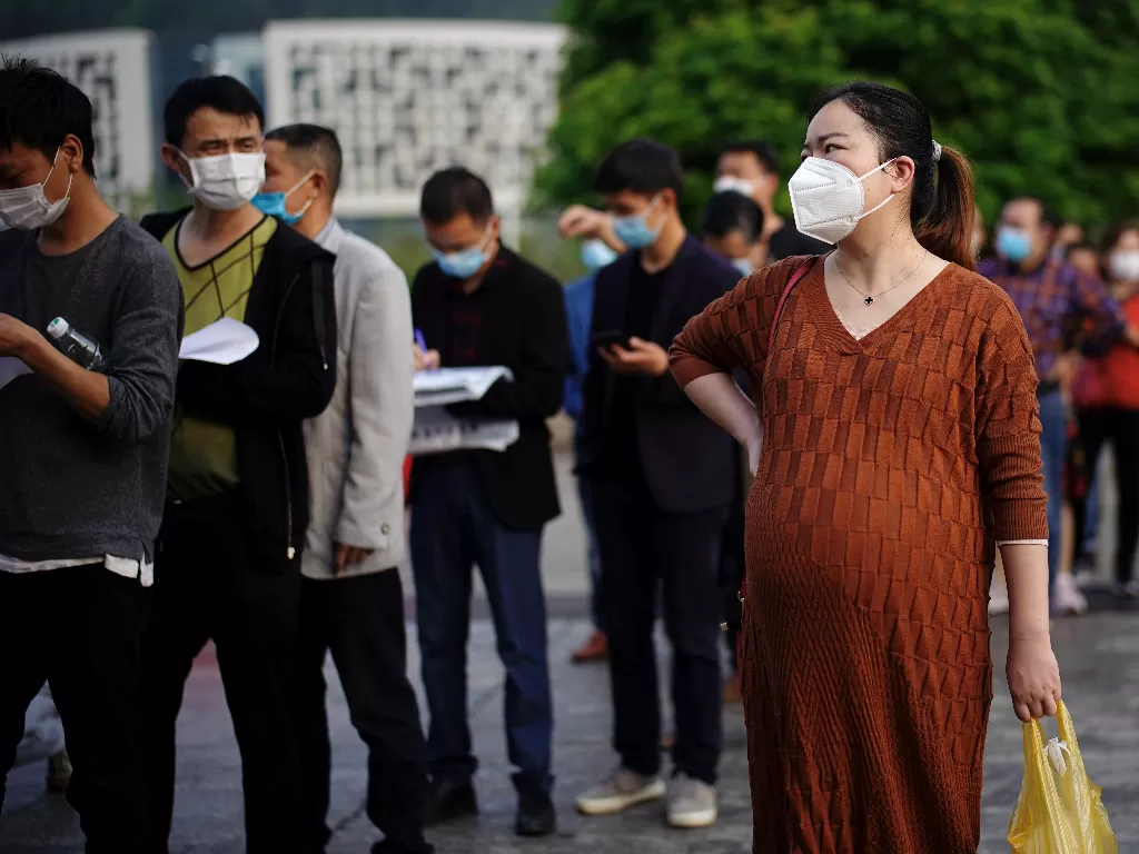 Warga Hubei memakai masker untuk cegah terkena virus corona ( REUTERS/Aly Song)