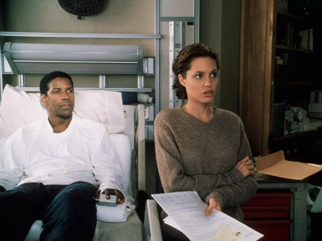 Lincoln Rhyme (Denzel Wahington) dan Amelia Sachs (Angelina Jolie) dalam kisah armchair detective 'Bone Collector.' (IMDB).