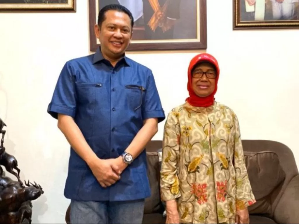 Dok. Ketua MPR RI Bambang Soesatyo berfoto bersama ibunda Presiden Jokowi, Sujiatmi Notomiharjo. (Istimewa)
