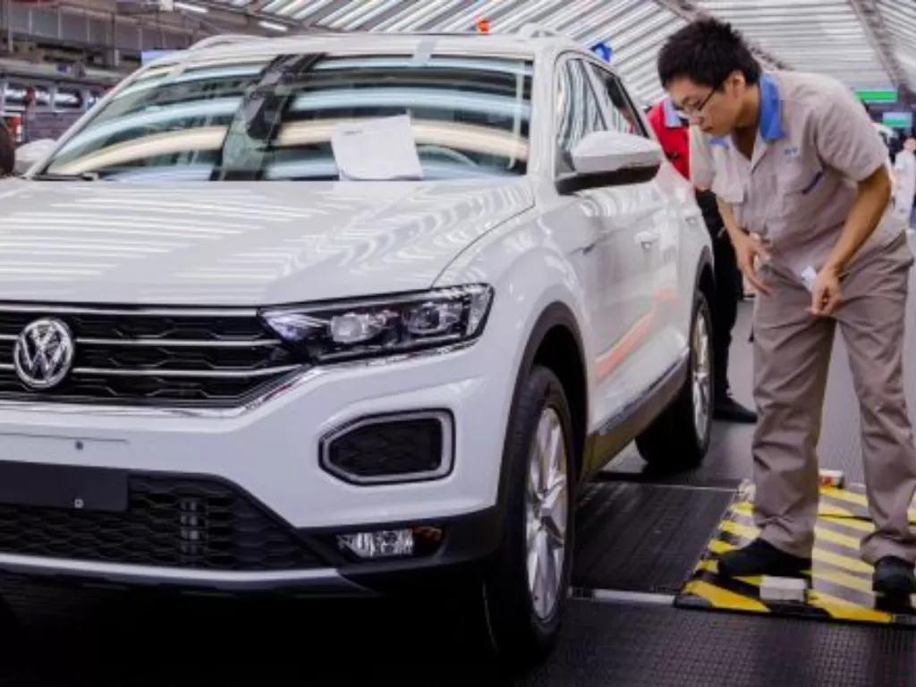 Ilustrasi karyawan salah satu fasilitas produksi VW di kota Foshan sementara mengecek mobil VW (Paultan).