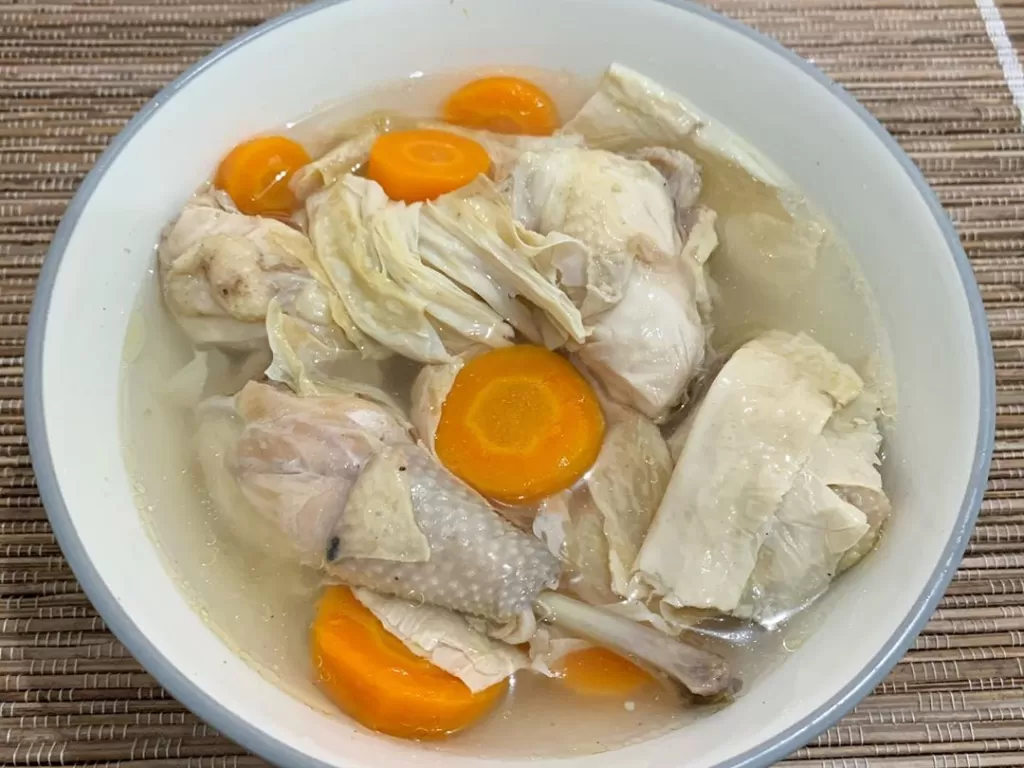 Ilustrasi sup ayam kuah bening. (Instagram/jeyeskitchen)