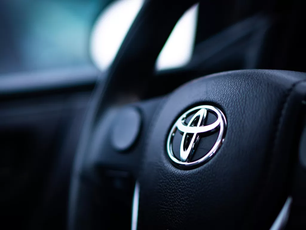 Logo pabrikan Toyota. (Unsplash/Christina Telep)