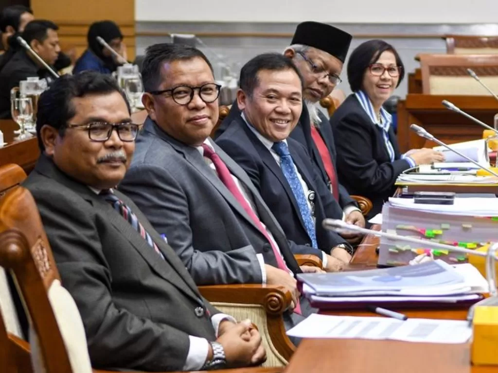 Tumpak Pasaribu (kiri), Apni Jaya Putra (kedua kiri), Isnan Rahmanto (kedua kanan) berpose saat akan mengikuti rapat jajaran Dewan Direksi LPP TVRI (ANTARA FOTO/M RISYAL HIDAYAT).