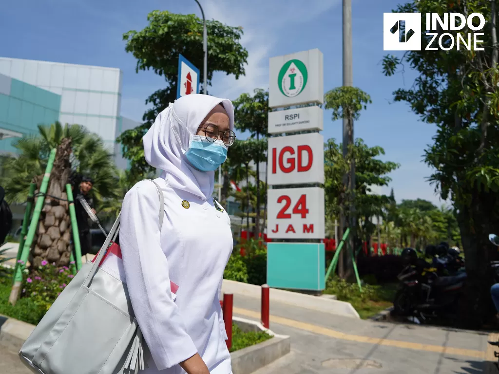 Petugas medis memakai masker saat beraktivitas di RSPI Prof. Dr. Sulianti Saroso, Sunter, Jakarta Utara, Senin (2/3/2020). (INDOZONE/Arya Manggala)
