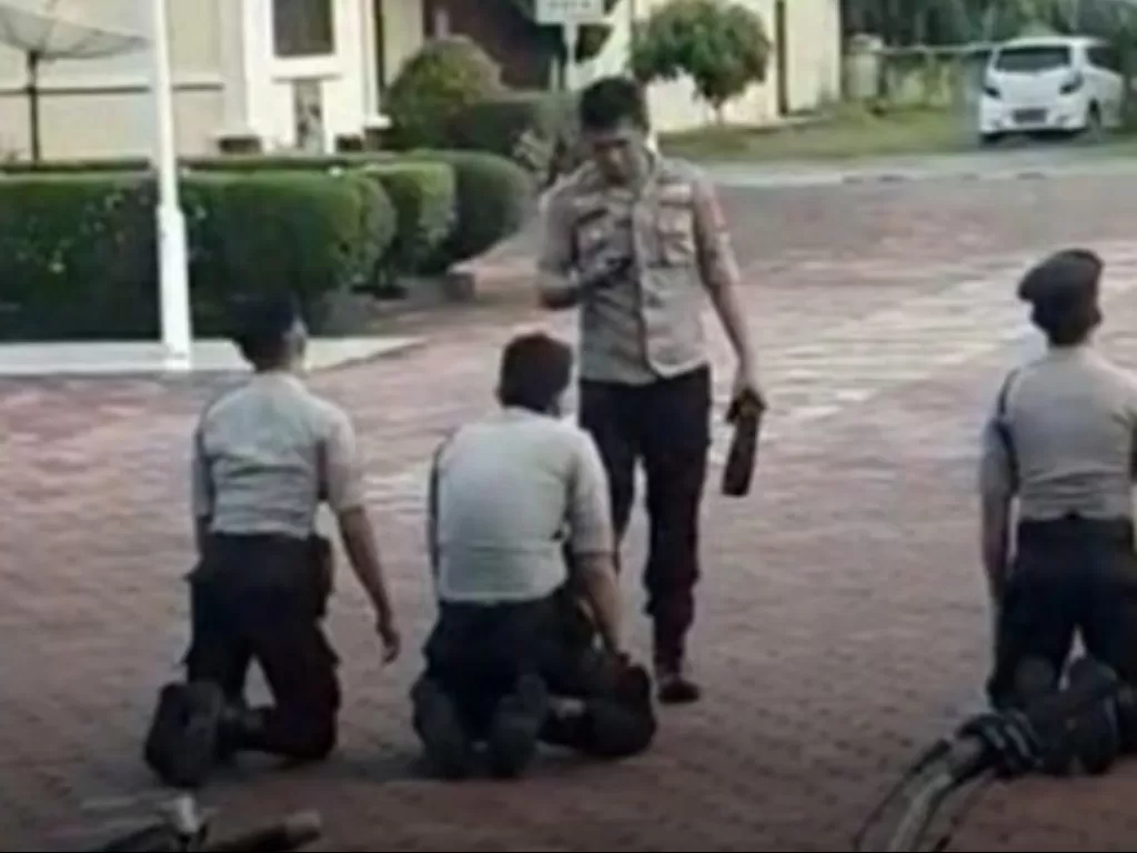 Screenshot video viral perwira polisi siksa junior. (Istimewa).