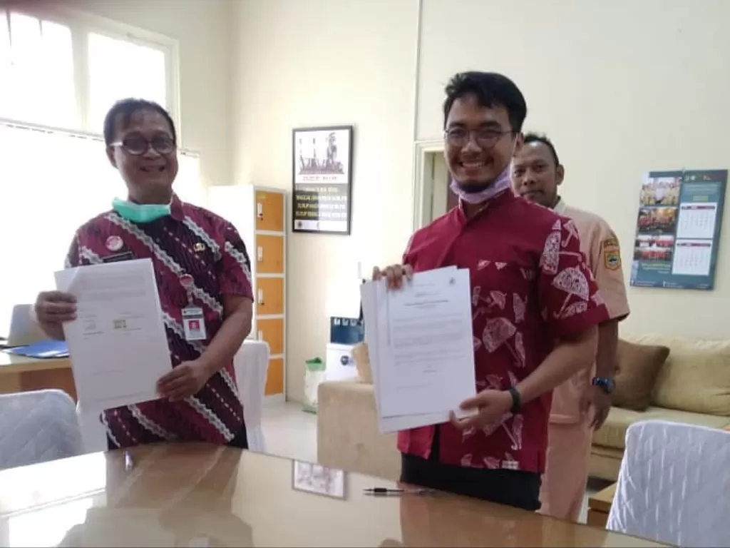 Direktur RSMS Purwokerto dr. Tri Kuncoro, M.M.R. dan Direktur Utama PT Aksara Investama Propetindo Brili Agung. (photo/Twitter/@BriliAgung)