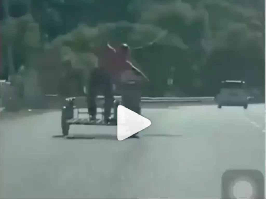 Tampilan pria yang melakukan aksi freestyle di atas motor. (SS/Instagram/@wahanabalap)