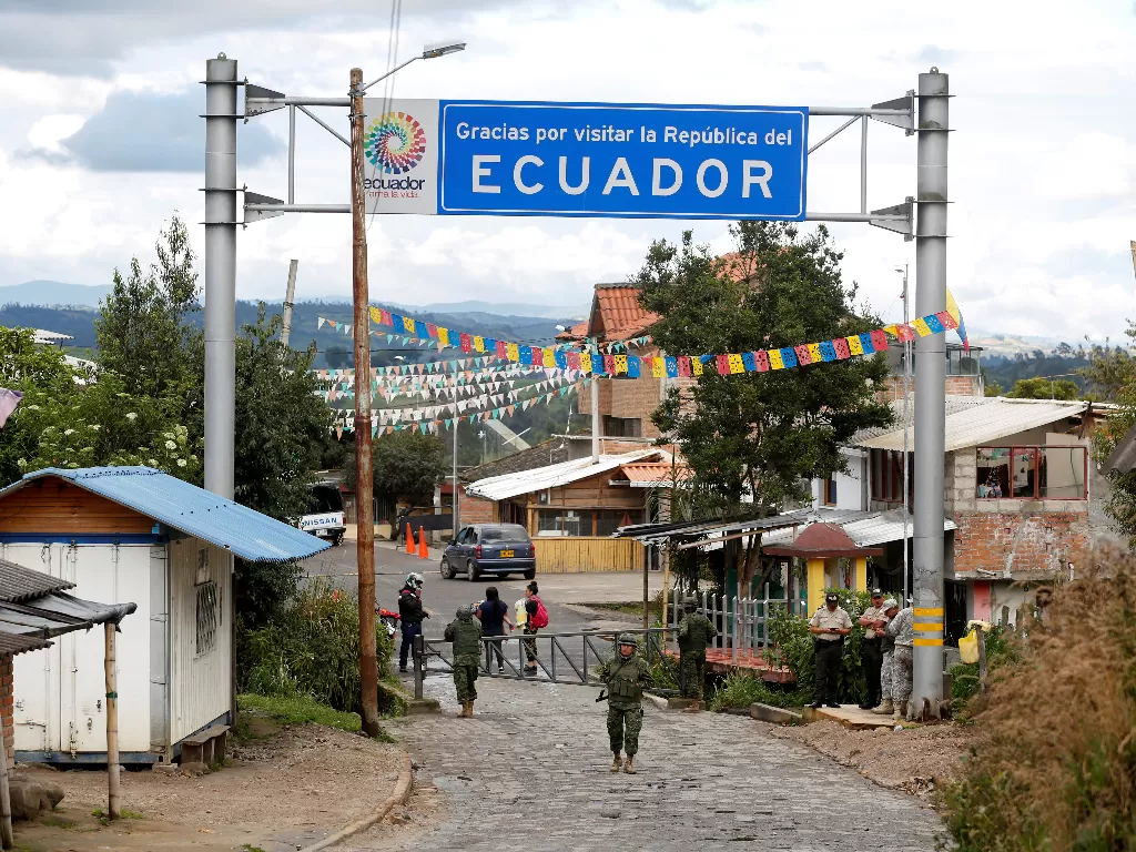 Tentara berjaga di sisi Ekuador dari perbatasan dengan Kolombia, setelah Ekuador menutup perbatasan untuk mengantisipasi corona. (photo/REUTERS/Daniel Tapia)
