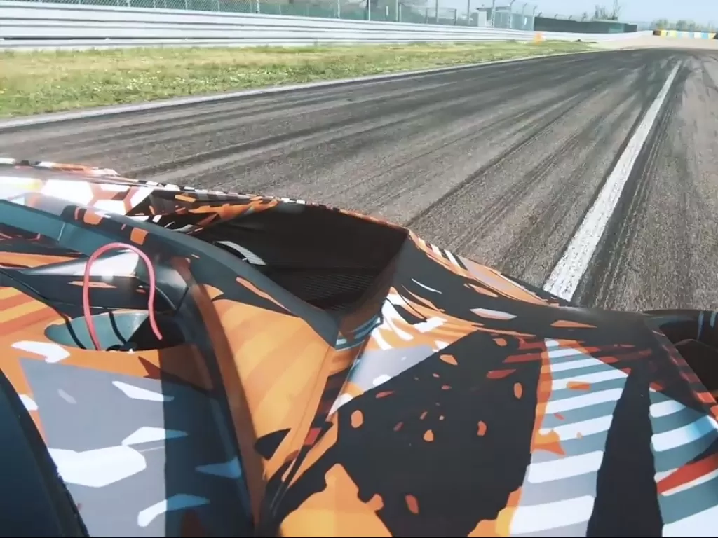 Tampilan depan mobil hypercar track terbaru buatan Lamborghini Squadra Corse. (SS/Youtube/Lamborghini Squadra Corse)