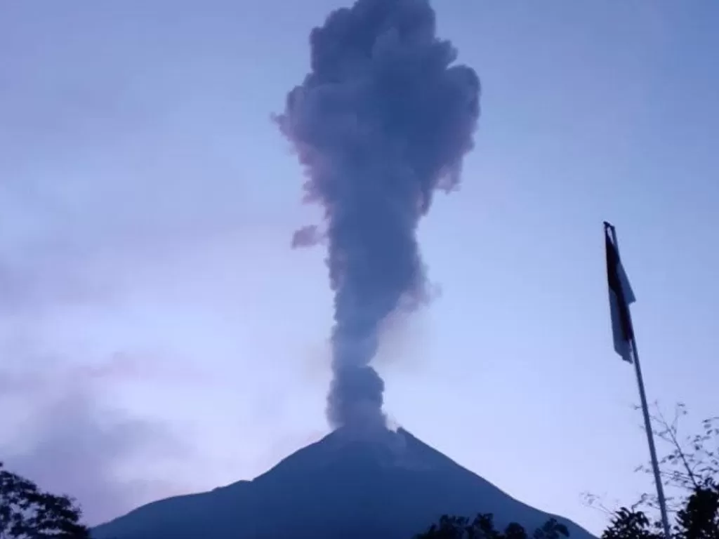Erupsi Gunung Merapi dengan tinggi kolom mencapai 2.000 meter dari puncak pada Sabtu (28/3/2020) pagi. (FOTO ANTARA/HO-BPPTKG)