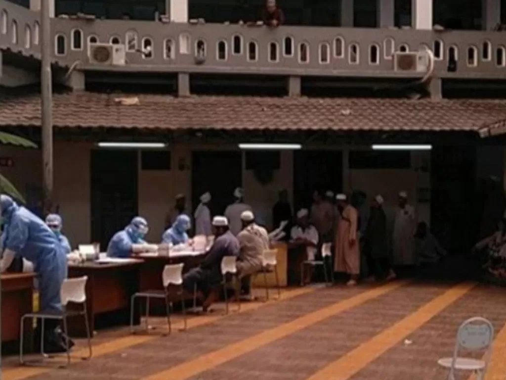 Rapid test jamaah Masjid Jami Kebon Jeruk oleh tim kesehatan Koramil 01/TS dan Puskesmas Tamansari. (ANTARA/Instagram/@kodim0503_jb)