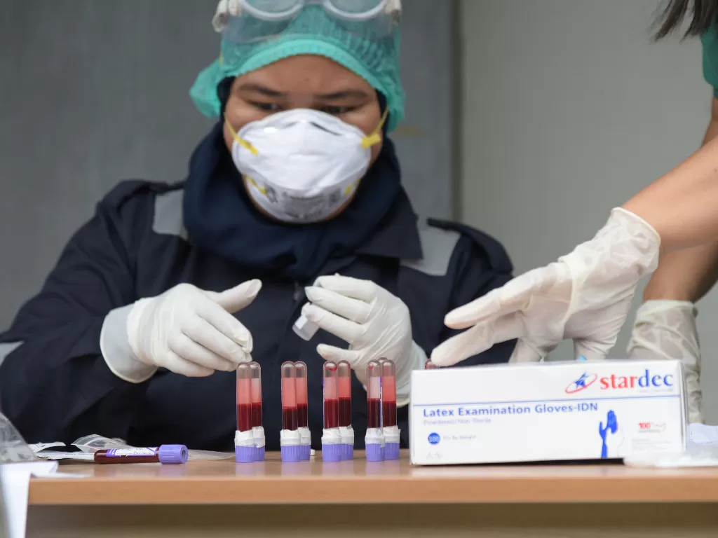 Ilustrasi: petugas medis malakukan rapid test covid-19 dari sampel darah yang telah diambil secara door to door dari sejumlah kecamatan di stadion Patriot Candrabhaga, kota Bekasi, Jawa Barat. (ANTARA/Paramayuda)